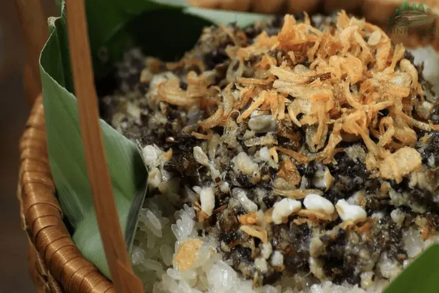 Xoi Trung Kien (Sticky Rice with Ant Eggs)